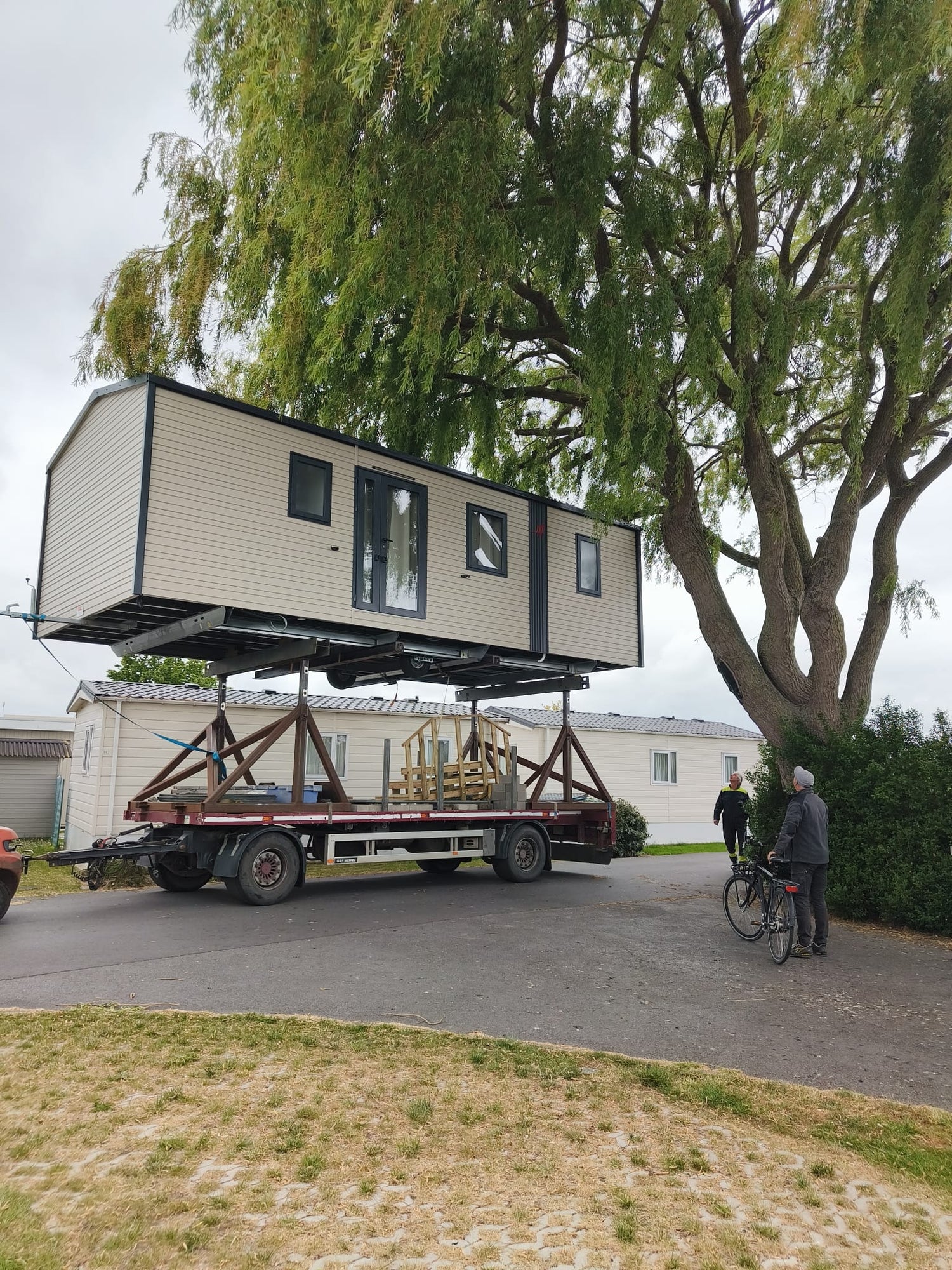 Decopa place un mobil-home dans un camping à l’aide d’une grue