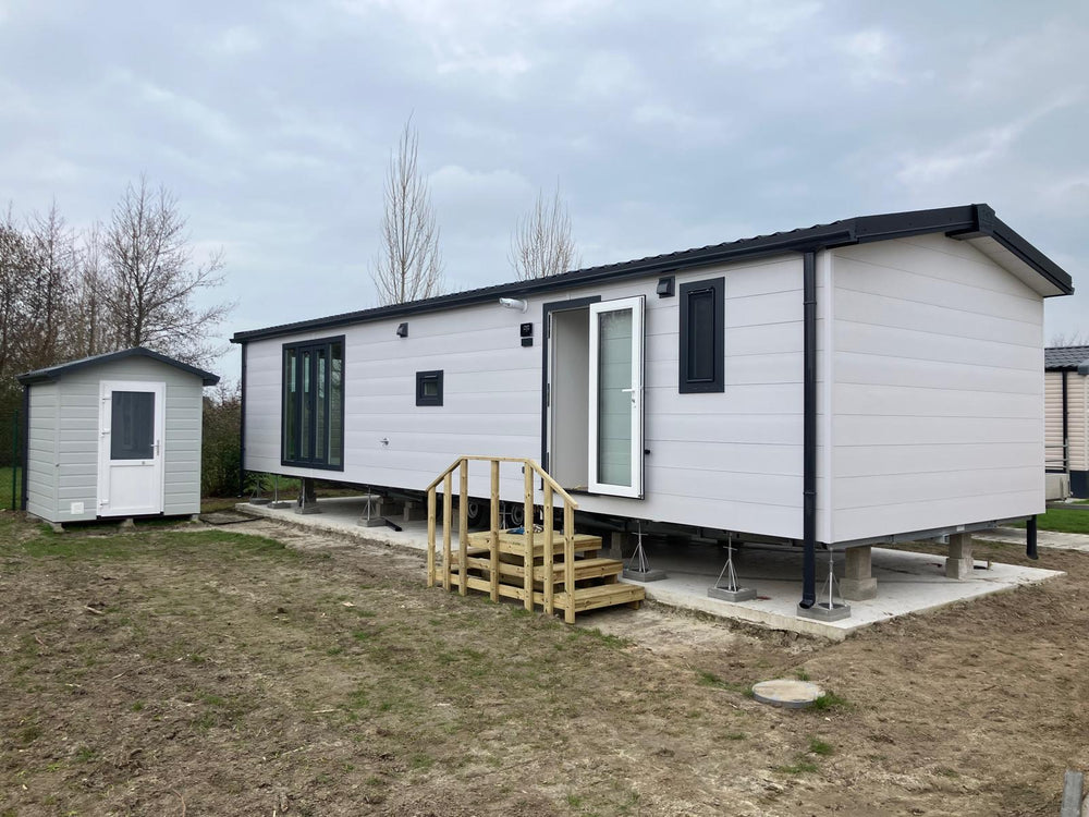 Mobiele chalet met een nieuwe houten trap