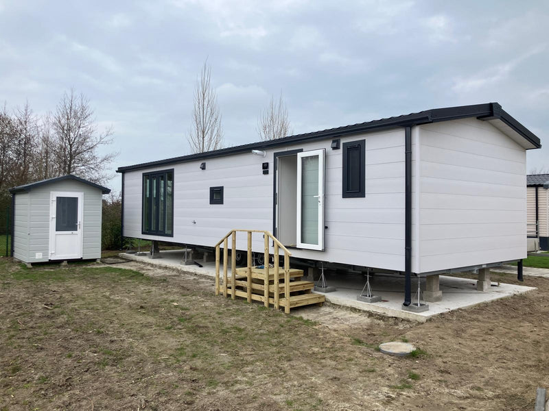 Nouveau chalet sur emplacement avec un nouvel escalier en bois
